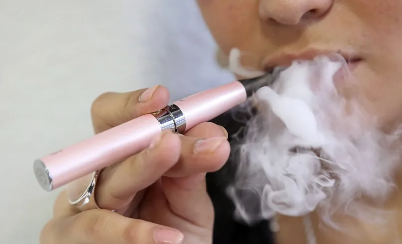 Prohíben vapear en espacios cerrados y refuerzan la prohibición de venta a menores en la Ciudad